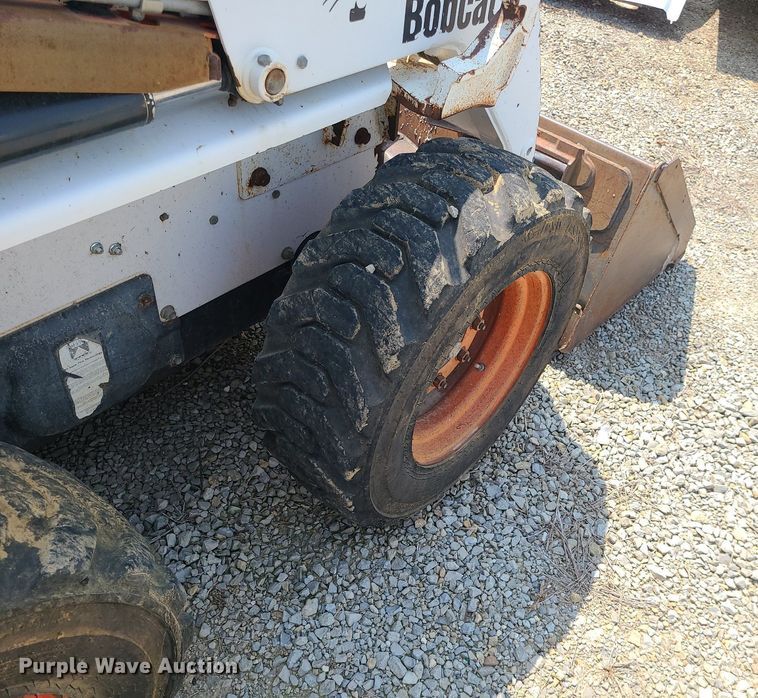 image for item LE9256 2003 Bobcat 763  skid steer loader