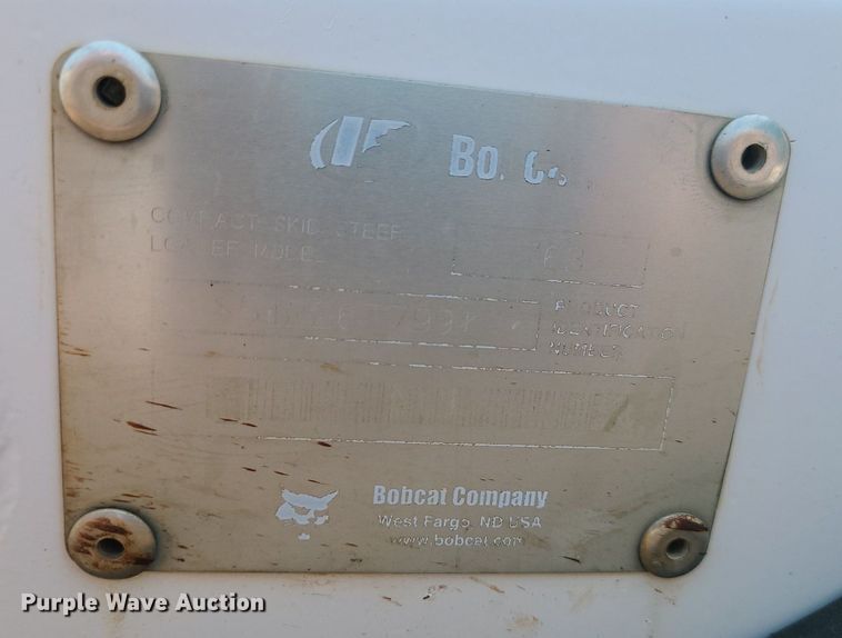 image for item LE9256 2003 Bobcat 763  skid steer loader