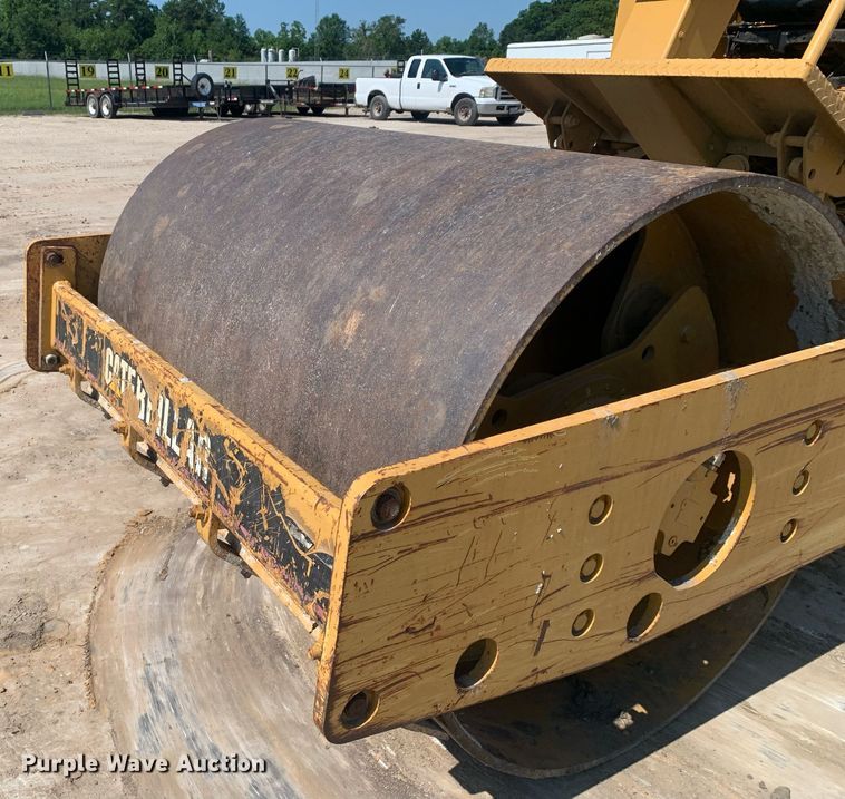 image for item LH9675 2001 Caterpillar CS433C  single drum vibratory roller