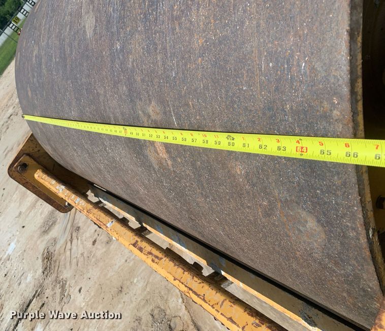 image for item LH9675 2001 Caterpillar CS433C  single drum vibratory roller