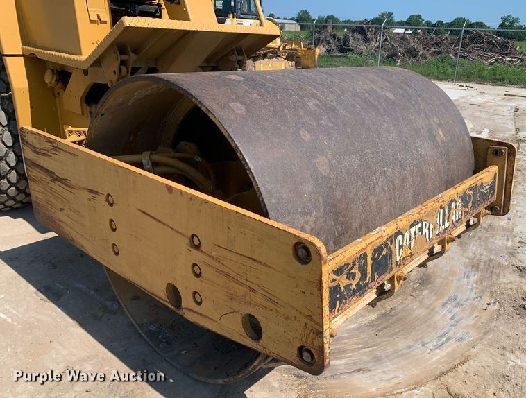 image for item LH9675 2001 Caterpillar CS433C  single drum vibratory roller