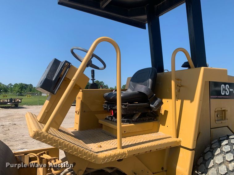 image for item LH9675 2001 Caterpillar CS433C  single drum vibratory roller