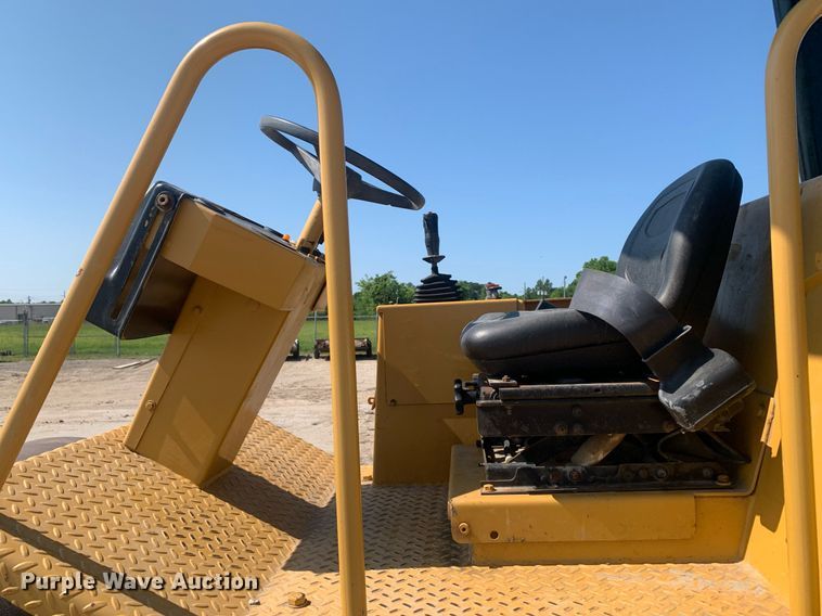 image for item LH9675 2001 Caterpillar CS433C  single drum vibratory roller