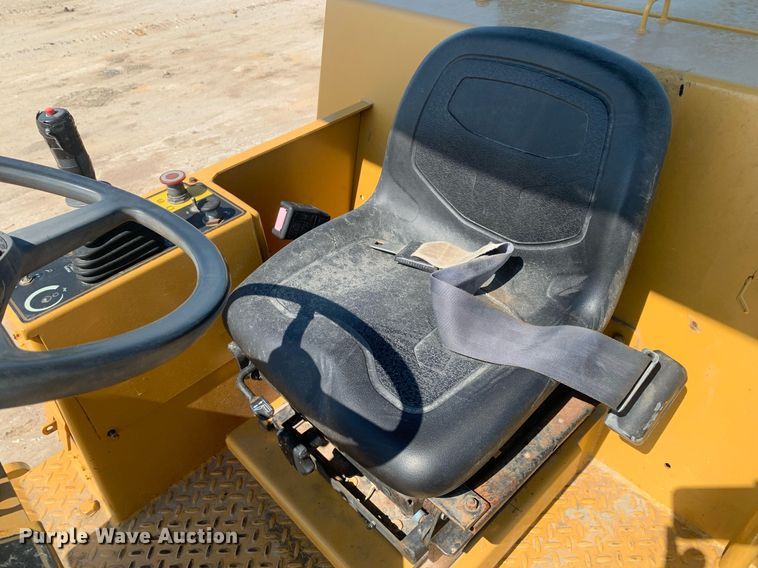 image for item LH9675 2001 Caterpillar CS433C  single drum vibratory roller