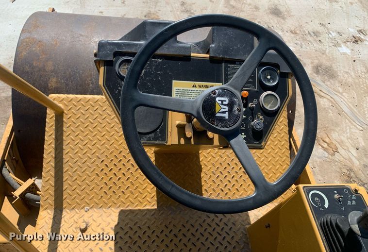 image for item LH9675 2001 Caterpillar CS433C  single drum vibratory roller