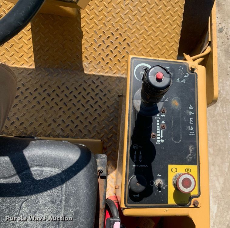 image for item LH9675 2001 Caterpillar CS433C  single drum vibratory roller