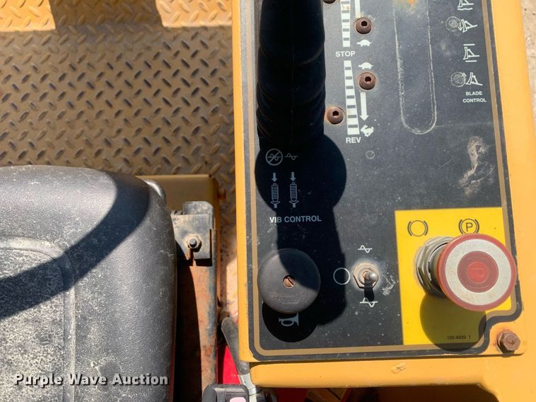 image for item LH9675 2001 Caterpillar CS433C  single drum vibratory roller