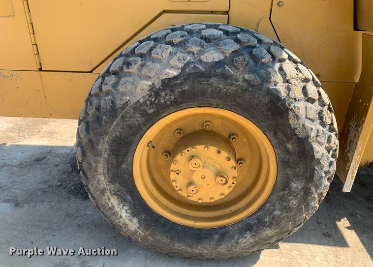 image for item LH9675 2001 Caterpillar CS433C  single drum vibratory roller