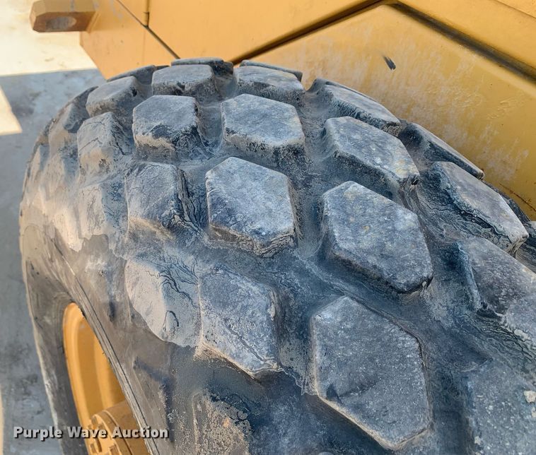 image for item LH9675 2001 Caterpillar CS433C  single drum vibratory roller