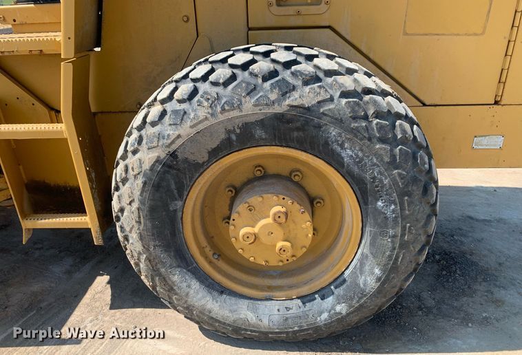 image for item LH9675 2001 Caterpillar CS433C  single drum vibratory roller