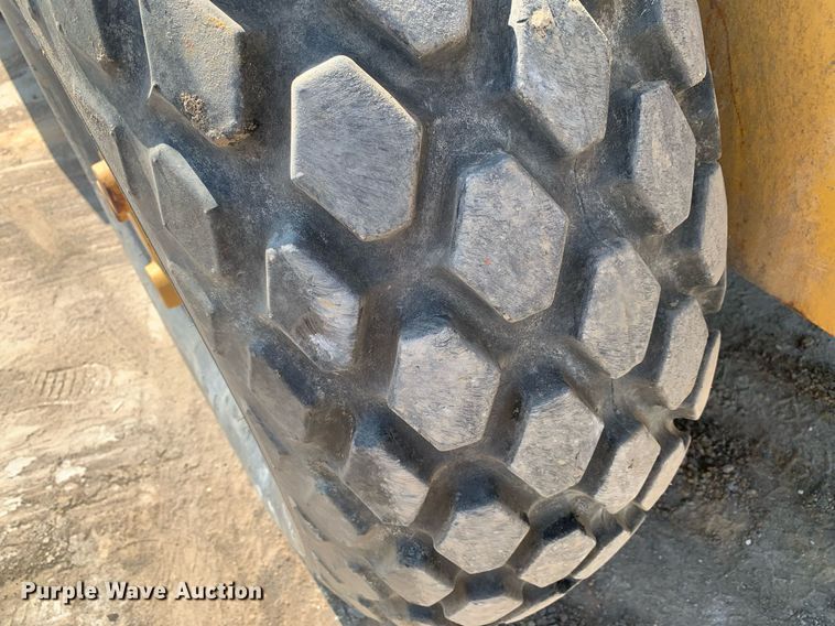 image for item LH9675 2001 Caterpillar CS433C  single drum vibratory roller