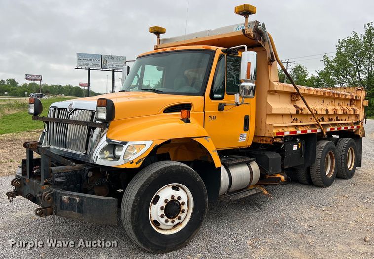 image for item LI9703 2005 International 7400  dump truck