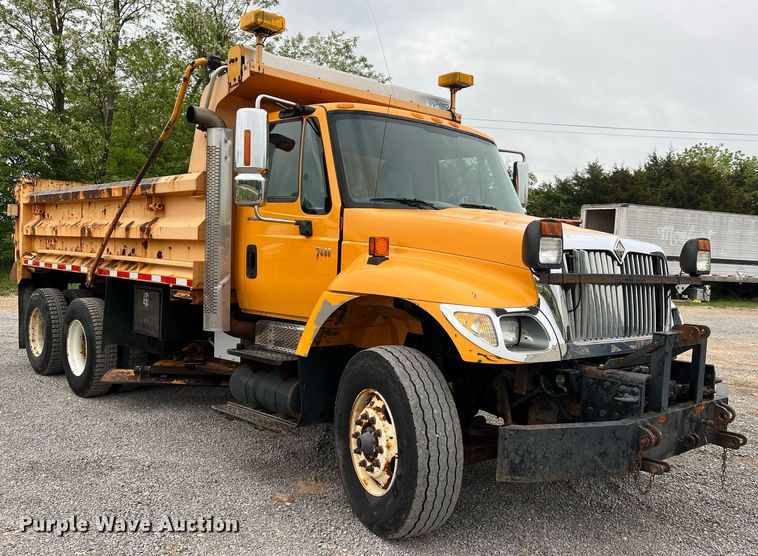 image for item LI9703 2005 International 7400  dump truck
