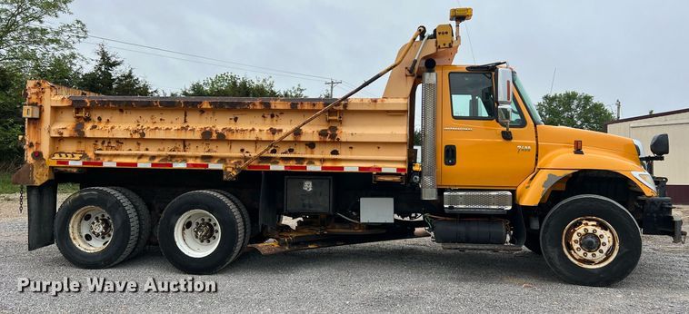 image for item LI9703 2005 International 7400  dump truck