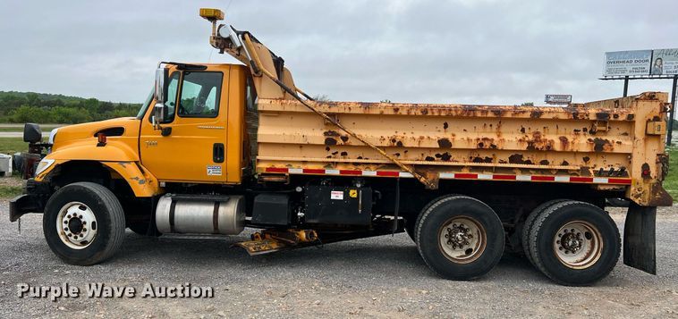 image for item LI9703 2005 International 7400  dump truck