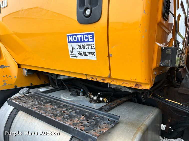 image for item LI9703 2005 International 7400  dump truck