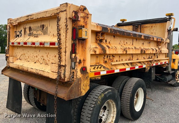 image for item LI9703 2005 International 7400  dump truck