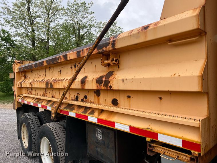 image for item LI9703 2005 International 7400  dump truck