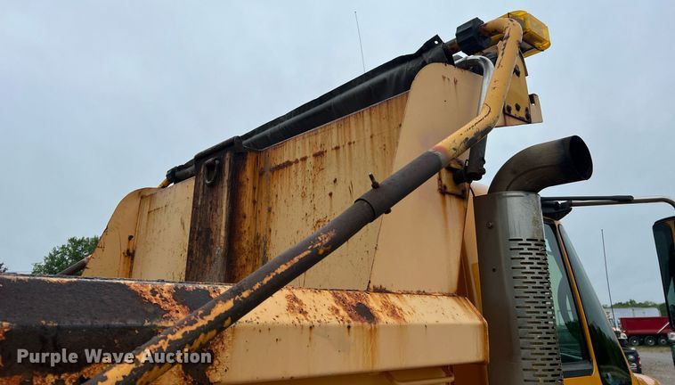 image for item LI9703 2005 International 7400  dump truck
