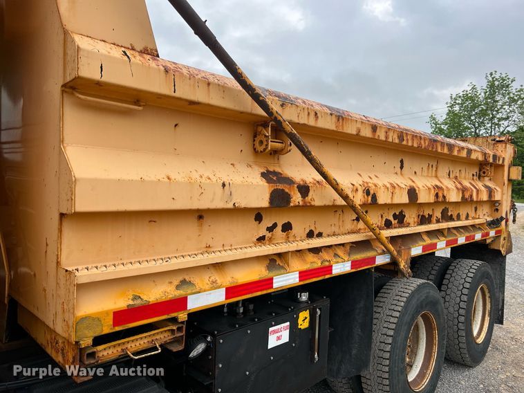 image for item LI9703 2005 International 7400  dump truck