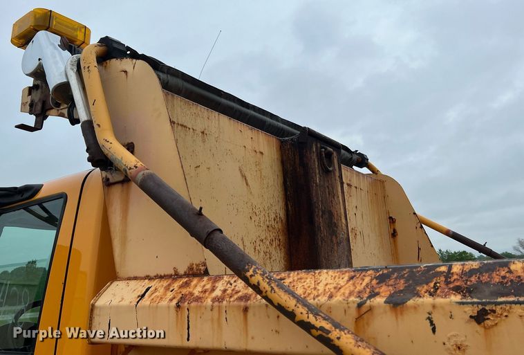 image for item LI9703 2005 International 7400  dump truck