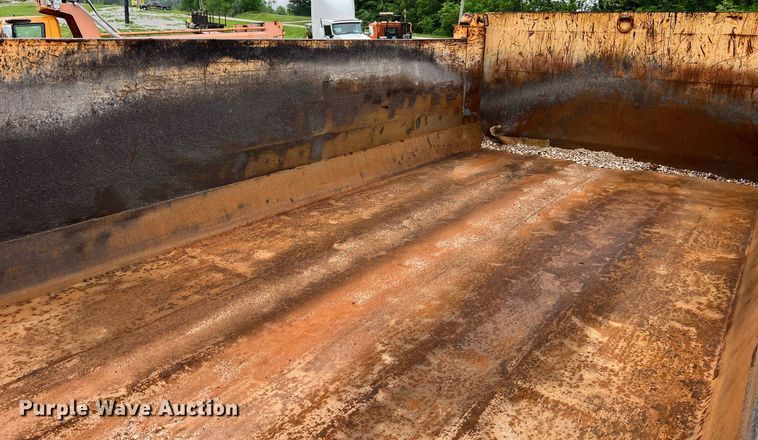 image for item LI9703 2005 International 7400  dump truck