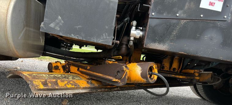 image for item LI9703 2005 International 7400  dump truck