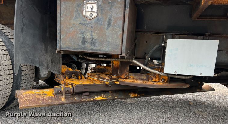 image for item LI9703 2005 International 7400  dump truck