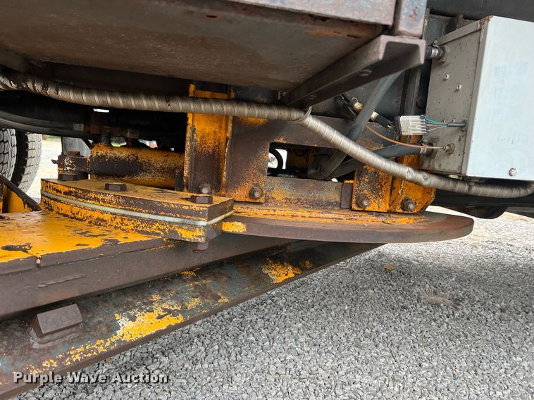 image for item LI9703 2005 International 7400  dump truck