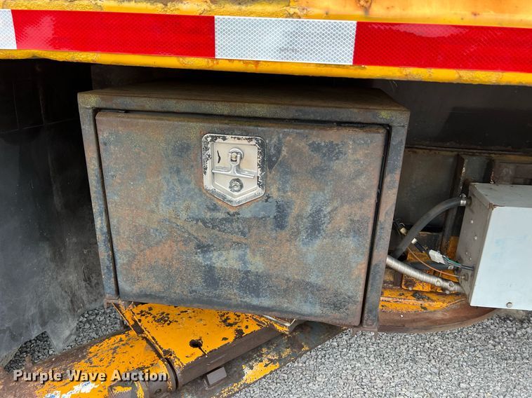 image for item LI9703 2005 International 7400  dump truck