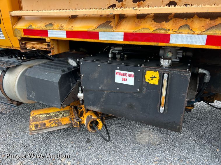 image for item LI9703 2005 International 7400  dump truck