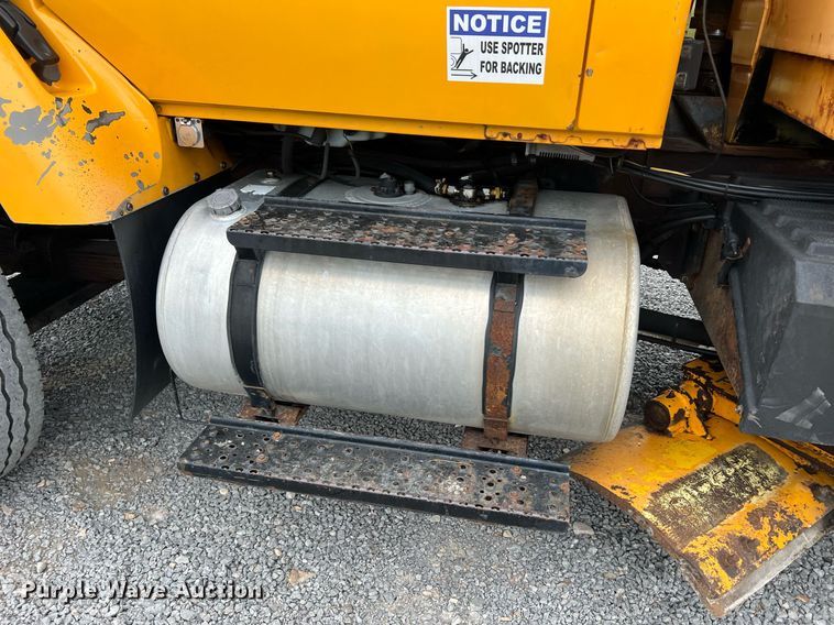 image for item LI9703 2005 International 7400  dump truck