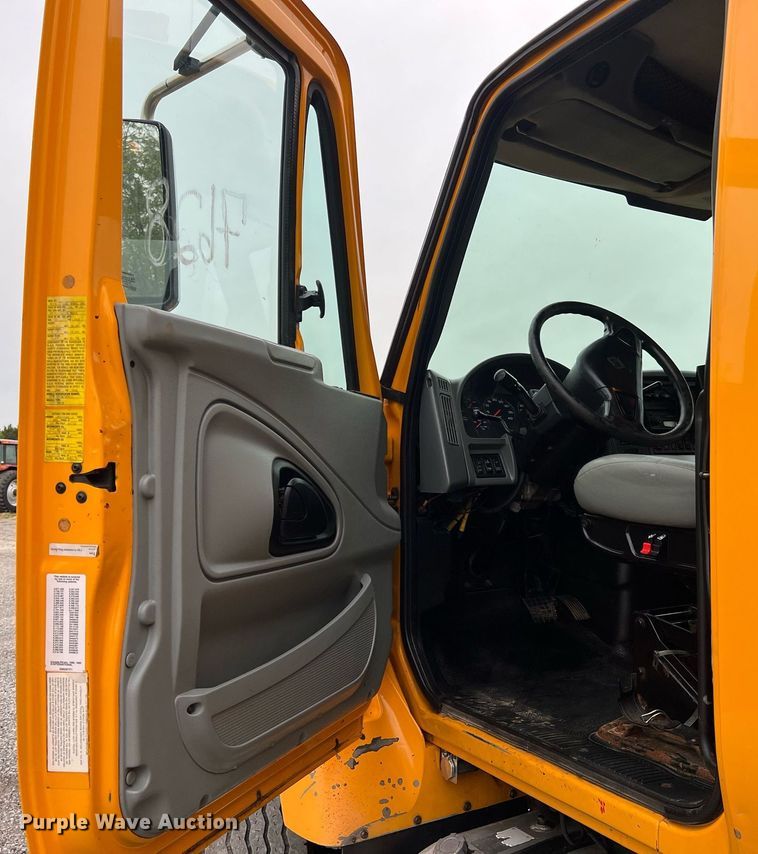 image for item LI9703 2005 International 7400  dump truck