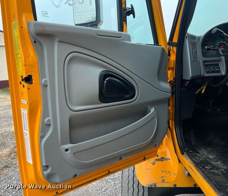 image for item LI9703 2005 International 7400  dump truck