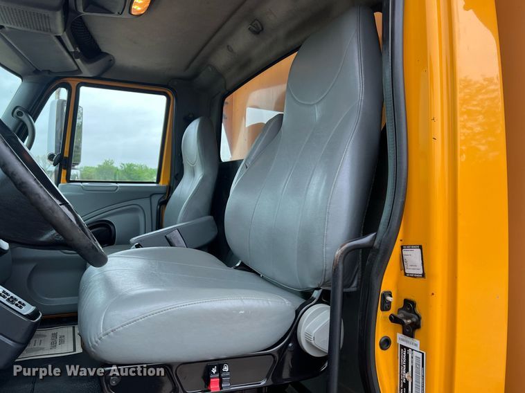 image for item LI9703 2005 International 7400  dump truck