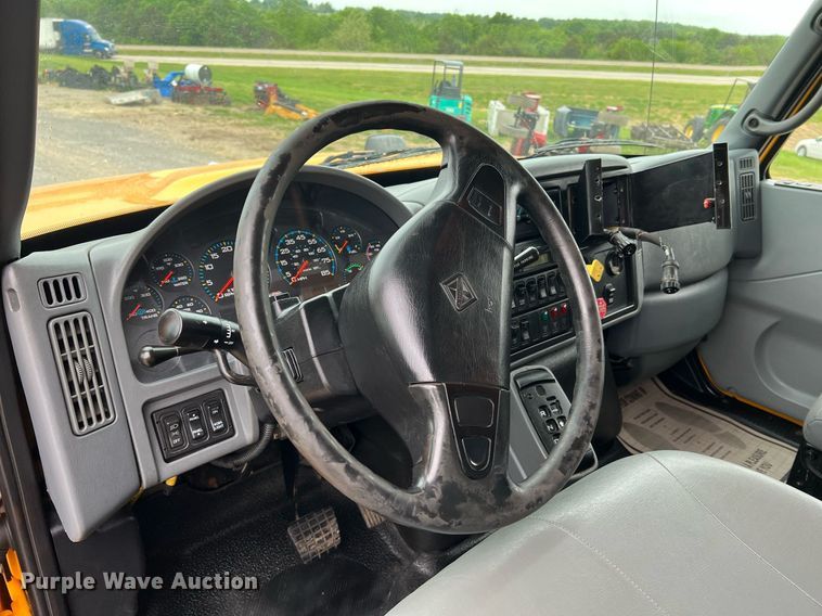 image for item LI9703 2005 International 7400  dump truck