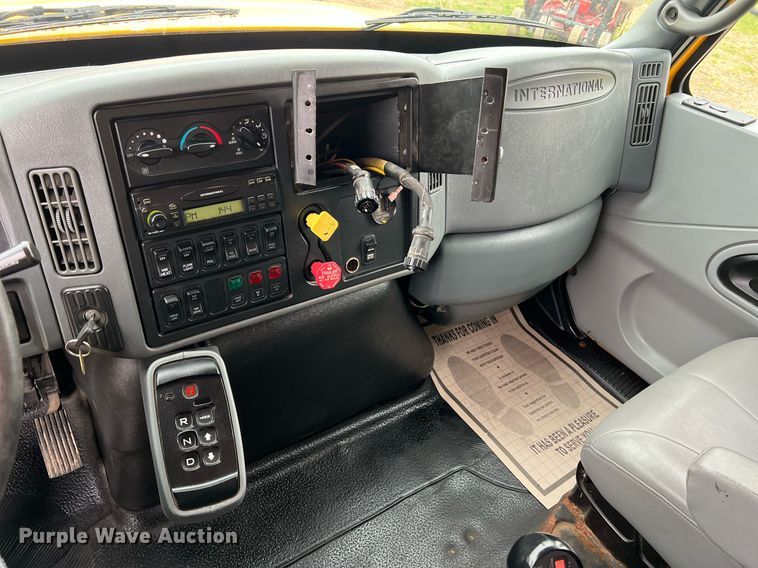 image for item LI9703 2005 International 7400  dump truck