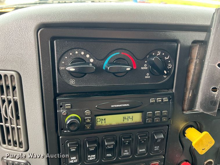 image for item LI9703 2005 International 7400  dump truck