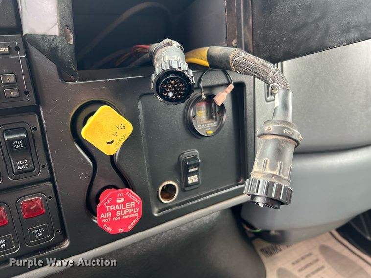 image for item LI9703 2005 International 7400  dump truck