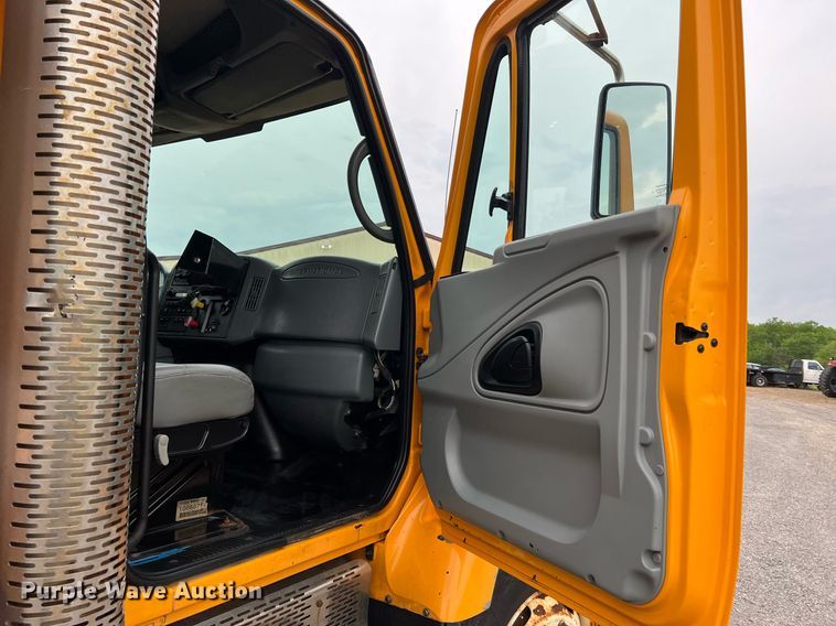 image for item LI9703 2005 International 7400  dump truck