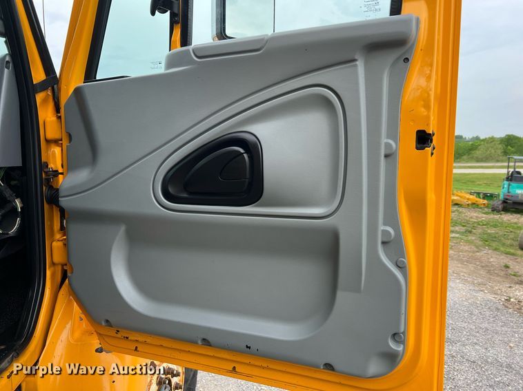 image for item LI9703 2005 International 7400  dump truck