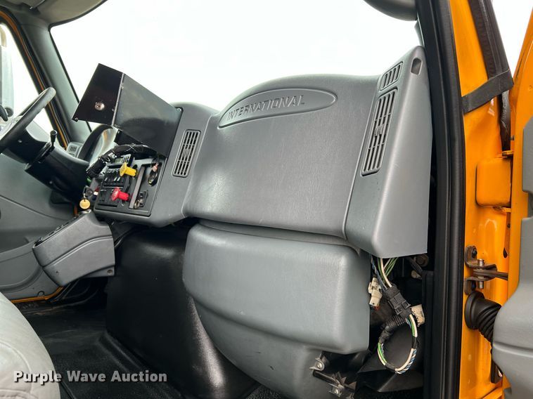 image for item LI9703 2005 International 7400  dump truck