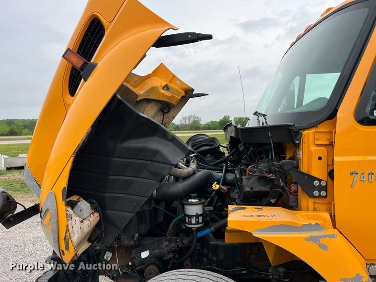 image for item LI9703 2005 International 7400  dump truck