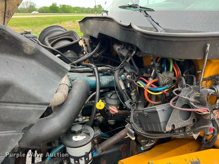 image for item LI9703 2005 International 7400  dump truck