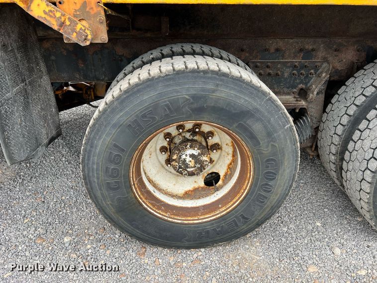 image for item LI9703 2005 International 7400  dump truck