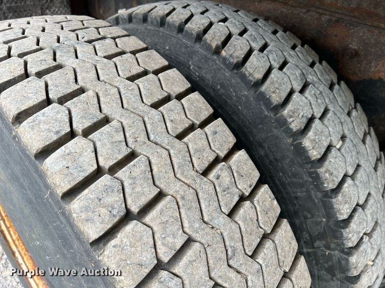 image for item LI9703 2005 International 7400  dump truck