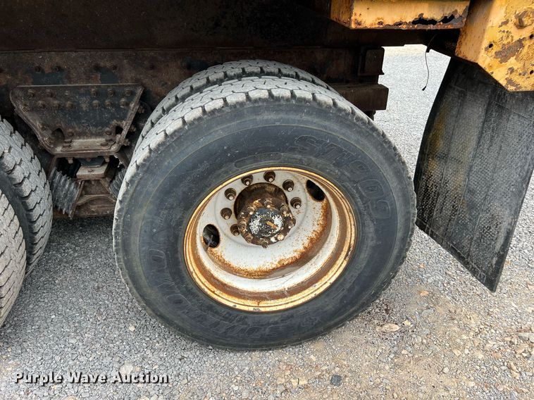 image for item LI9703 2005 International 7400  dump truck