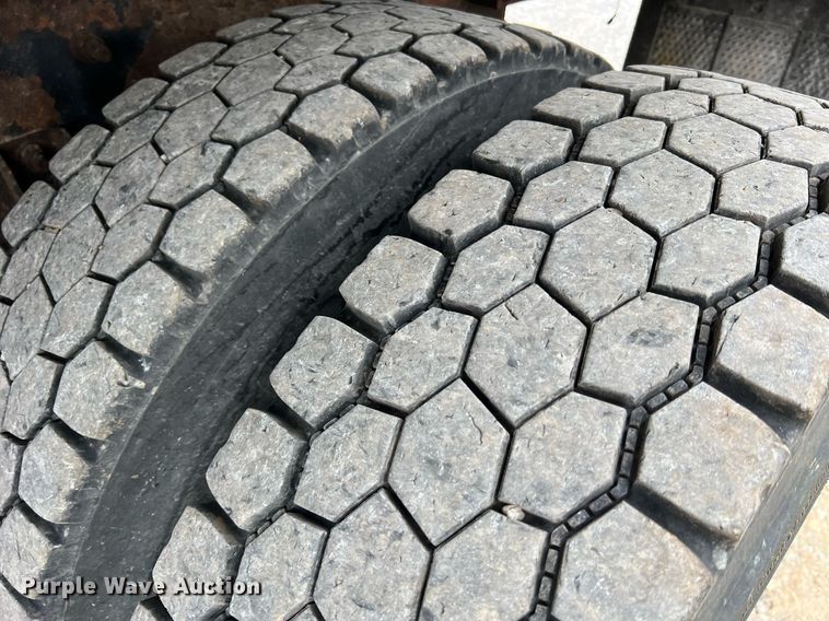 image for item LI9703 2005 International 7400  dump truck