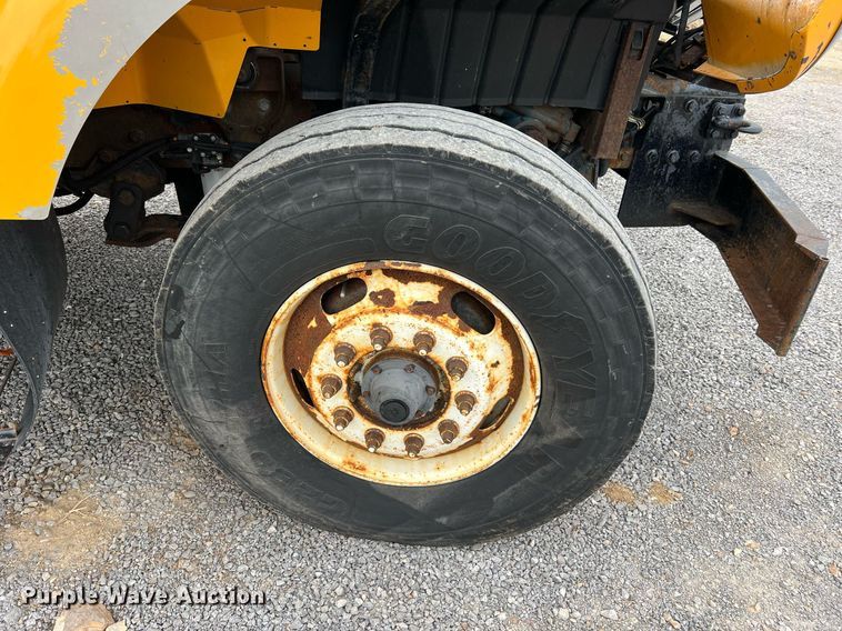 image for item LI9703 2005 International 7400  dump truck