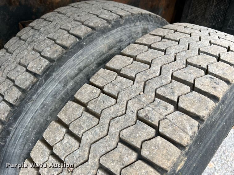 image for item LI9703 2005 International 7400  dump truck